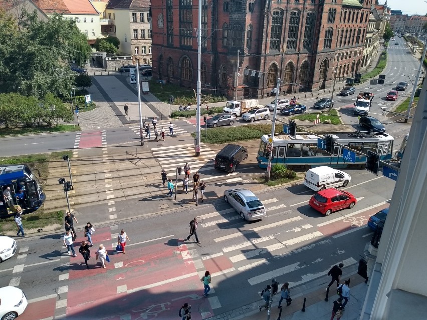 BMW zablokowało ruch tramwajów i samochodów w centrum [ZDJĘCIA]