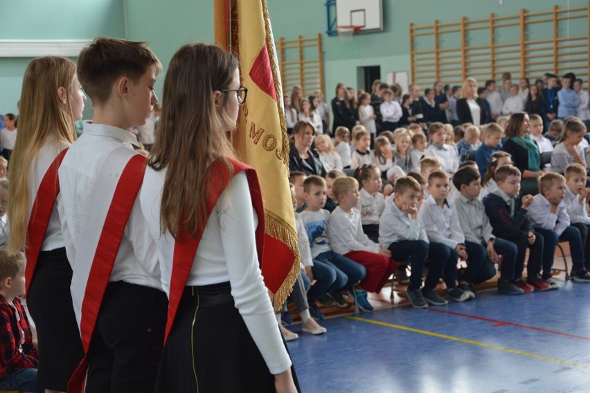 Uczniowie szkół w gminie Masłów włączyli się do akcji "Szkoła do hymnu" [WIDEO, ZDJĘCIA]