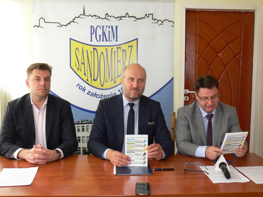 od lewej: Marcin Marzec burmistrz Sandomierza, Grzegorz...