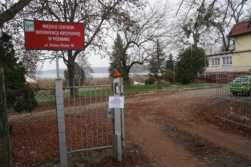 Teren mola i plaży zabezpieczają policjanci z komisariatu...