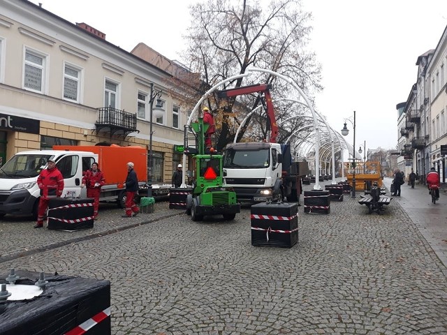 Pracownicy Zakładu Usług Komunalnych w Radomiu rozpoczęli stawianie tunelu świetlnego na deptaku, w centrum miasta.