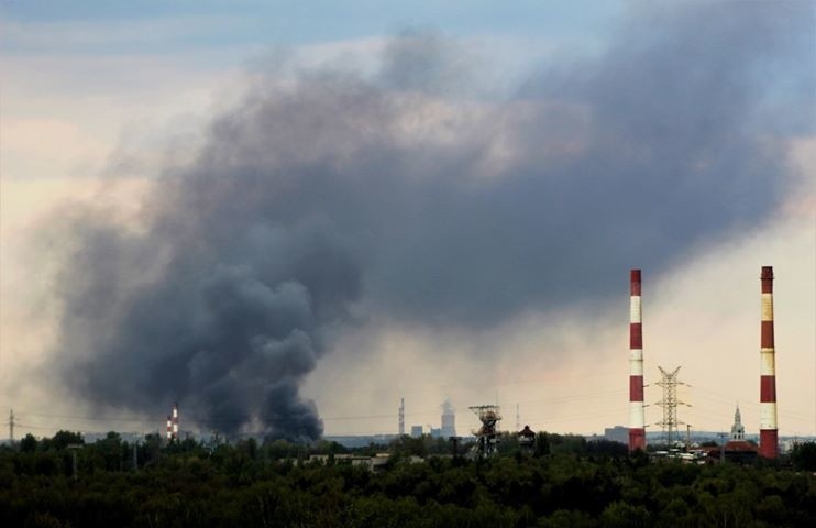 Pożar podkładów kolejowych w Katowicach. Widok z Giszowca....