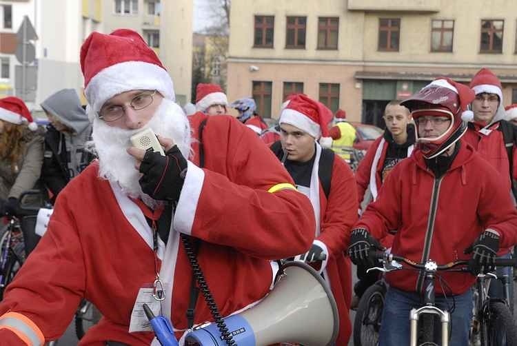 Rowerzyści przebranych za Świetych Mikolajów paradowali...