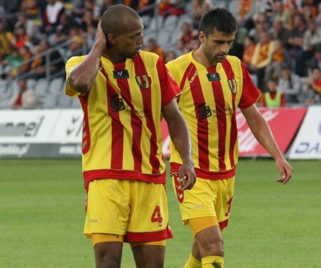 Środkowi obrońcy Korony Słowak Pavol Stano (z prawej) i Brazylijczyk Hernani mogą w letniej przerwie opuścić Koronę. Zostali wystawieni na listę transferową.