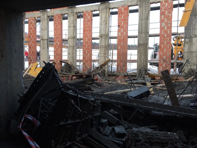 Do katastrofy doszło podczas betonowania stropu na sali gimnastycznej przy SP w Żurowej