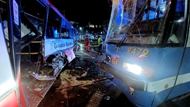 We wtorek (15 lutego) przed godz. 6 rano doszło do wypadku na skrzyżowaniu ul. Suchej z Borowską we Wrocławiu. Autobus podmiejski DLA zderzył się z tramwajem linii nr 5. Na szczęście nikt nie odniósł poważniejszych obrażeń. Są spore utrudnienia w ruchu.