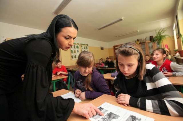 Na jednych z zajęć pani Małgorzata omawiała z oglądała i omawiała z dziećmi zdjęcia Janusza Korczaka oraz getta warszawskiego 