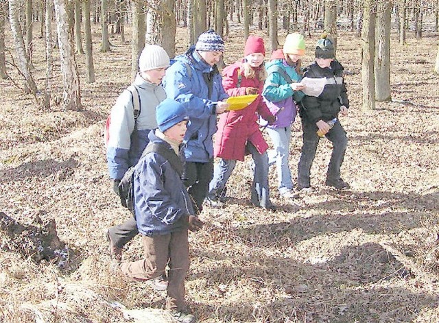 Grupa z warlubskiej podstawówki wraz z Piotrem  Ptachem na trasie "Łoziny".