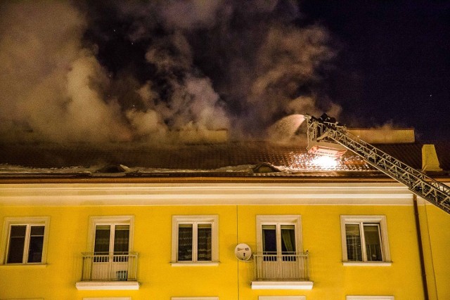 Pożar w domu przy Lipowej 16. Ogień wybuchł w mieszkaniu na czwartym piętrze.