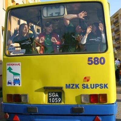Slupscy studenci pobili rekord Guinnessa w liczbie osób, które zmieszczą sie w autobusie marki Ikarus. W pojeLdzie znalazlo sie 366 osób.