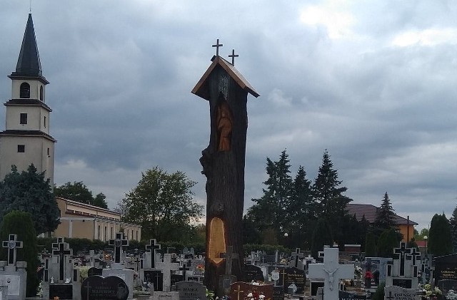 Figury po obu stronach drzewa wykonał rzeźbiarz Jarosław Ćwiertnia. Sama kapliczka na cmentarzu w Krzeszycach to pomysł i robota wielu osób