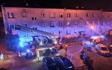 Noc grozy w Chełmku. Pożar przy ulicy Wojska Polskiego. Policjant wspinający się po balkonach, by ostrzec mieszkańców