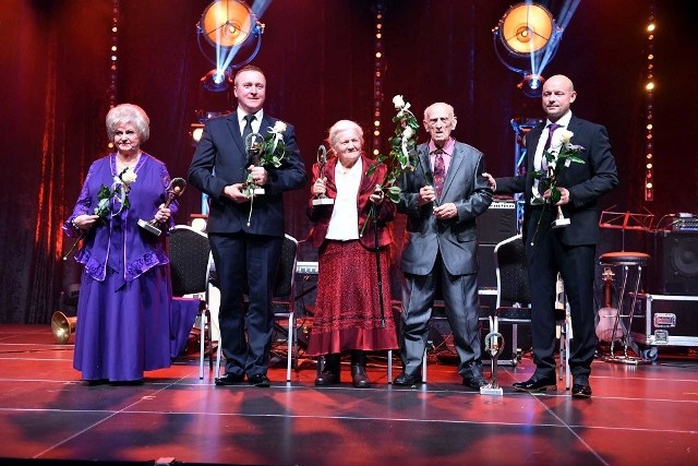 Laureaci nagrody „Perła Powiatu Wielickiego” za 2017 rok. Od lewej: Aleksandra Polak, Szczepan Gawor, Maria Kmiecik, Henryk Kozubski, Waldemar Kluza