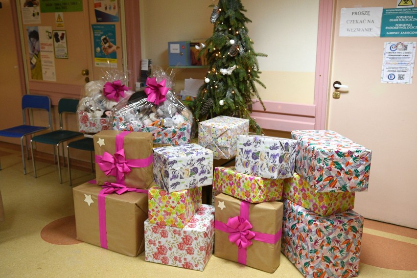 Świąteczne prezenty dla pacjentów z Oddziału Onkologii Dziecięcej w Wojewódzkim Szpitalu Zespolonym w Kielcach. Zobacz film