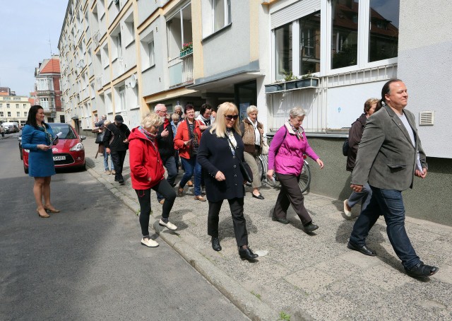 19 maja seniorzy udali się na wycieczkę z przewodnikiem po Szczecinie. Kolejne wyjścia do kina i muzeum już 28 maja