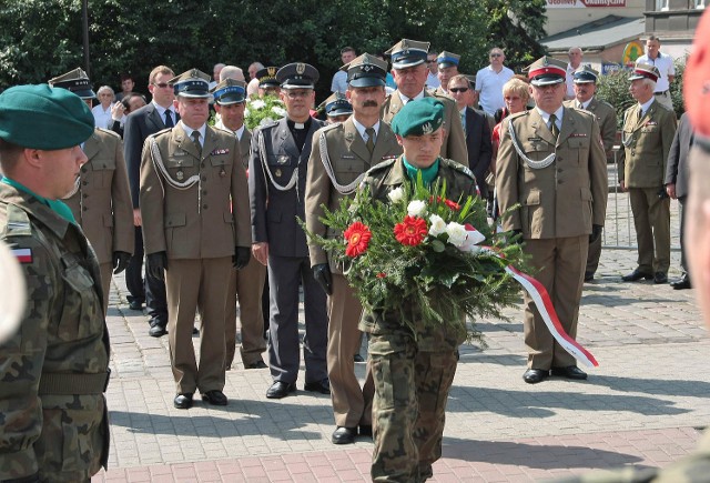 Okolicznościowe wiązanki kwiatów z okazji Święta Wojska Polskiego złożono pod pomnikiem marszałka Józefa Piłsudskiego na Placu Niepodległości