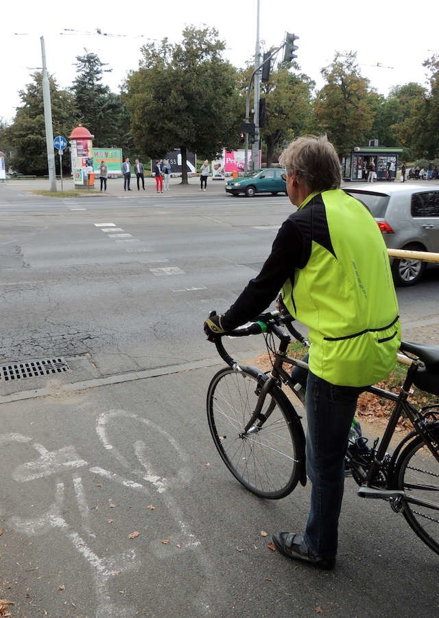 Namalowany na ścieżce przy Placu Rapackiego symbol jasno wskazuje, że jest to trasa dla rowerzystów. Piesi powinni korzystać z przejścia obok
