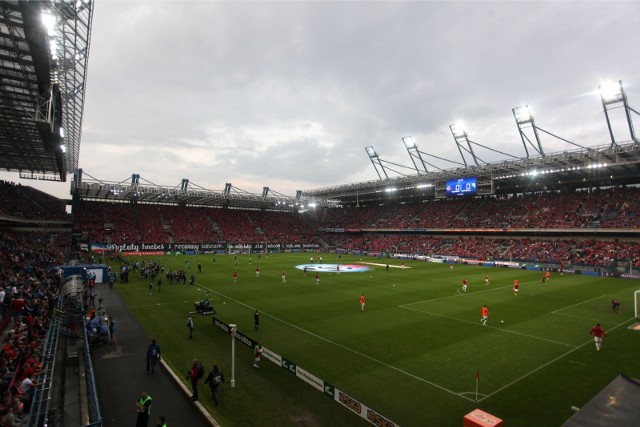Wisła Kraków po 26 latach żegna się z ekstraklasą. W I lidze trudniej będzie wypełnić stadion na 33 tysiące widzów.