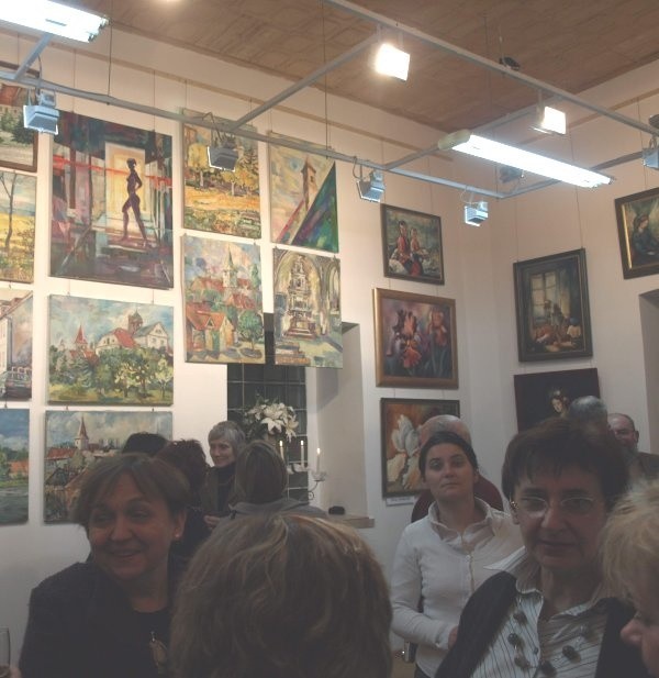 Na otwarcie nowej galerii przyszło kilkadziesiąt osób, miłośników sztuki.