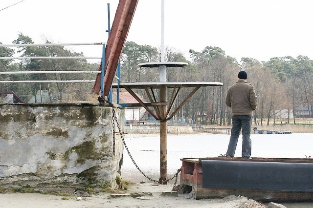 Pomost na głównej plaży w Przyjezierzu można już obejść suchą stopą