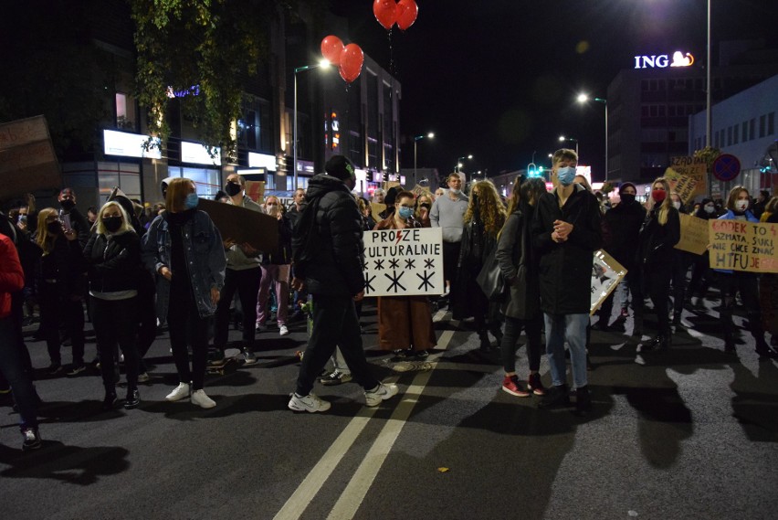 Setki młodych ludzi wzięło udział w środowym proteście w...