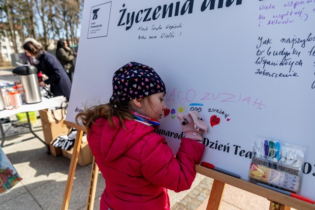 - Podobają mi się przedstawienia. Można zobaczyć wszystko na żywo - podkreśla 5-letnia Zuzia Halicka, która jako pierwsza ruszyła do pisania życzeń.