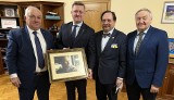 Przedstawiciele Towarzystwa Jana Karskiego i rodziny legendarnego emisariusza z wizytą u ambasadora Ukrainy w Polsce