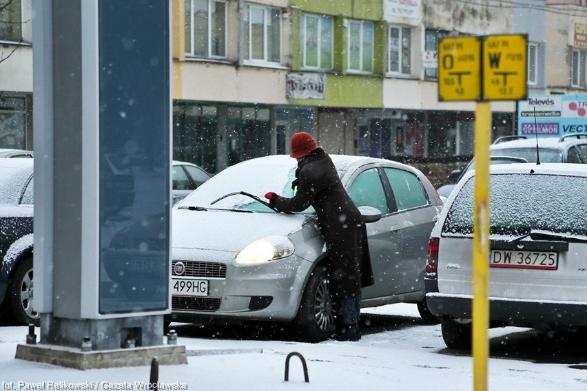 Wrocław sparaliżowany. Ślisko na ulicach. Kierowcy utknęli w ogromnych korkach (ZDJĘCIA)