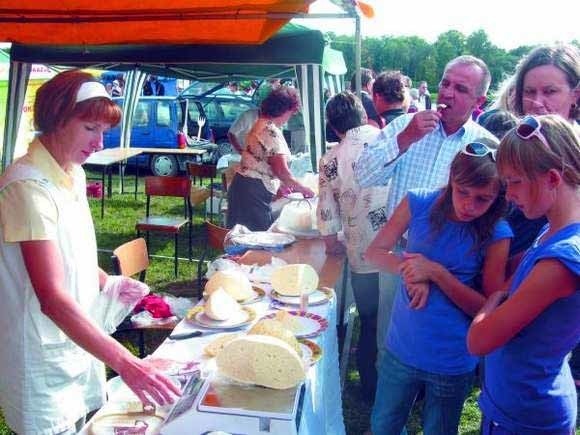 Do stoisk z serem ustawiały się długie kolejki. Każdy chciał kupić ten regionalny smakołyk.