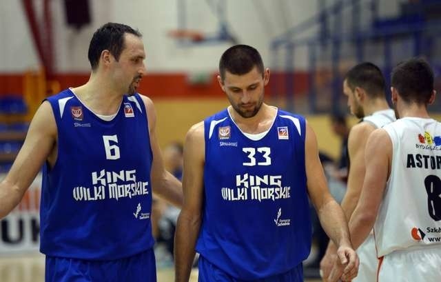 Bardzo dobrych koszykarzy w zespole ze Szczecina nie brakuje. Na zdjęciu dwójka z nich: Paweł Kowalczuk (z lewej) i Zbigniew Białek, który niedawno dołączył do drużyny