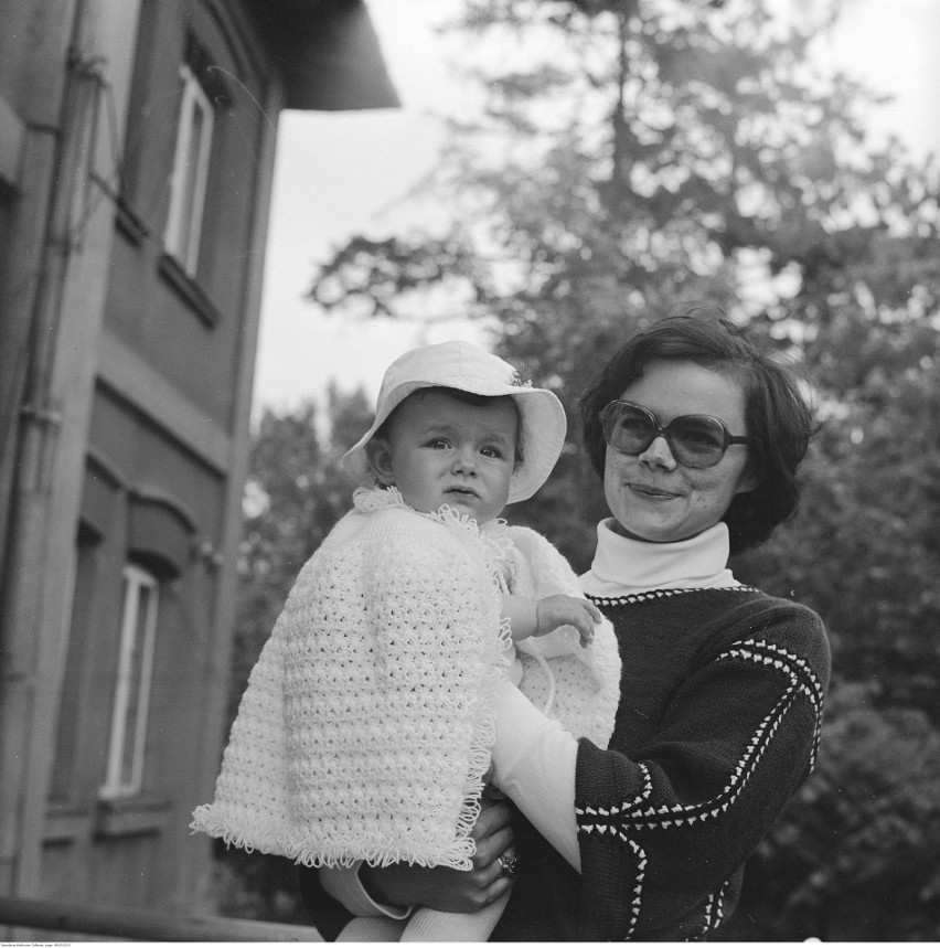 Dzień Matki na czarno-białych, archiwalnych fotografiach. Jak wyglądały mamy i jak doceniano ich trud włożony w wychowanie dzieci