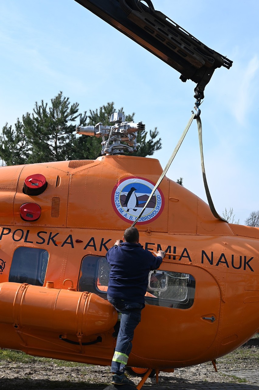 Śmigłowiec, który uczestniczył w badaniach polarnych na Antarktydzie trafił do Puław [ZDJĘCIA]