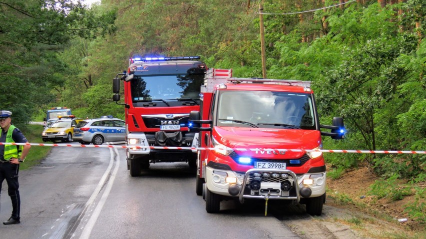 Wypadek w gminie Nowogród Bobrzański. Nie żyje kierowca. Co z pasażerką – żoną zmarłego? Dlaczego doszło do tragedii? 