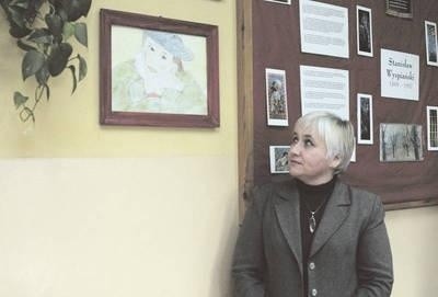 Dyrektorka szkoły Urszula Piwek spogląda na obraz namalowany przez Adriana (z lewej) Fot. autorka