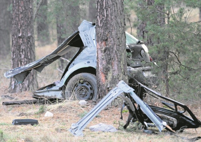 Volkswagen golf po zderzeniu z audi rozpadł się na kilka części. Tył samochodu leżał w lesie, podwozie na poboczu, drzwi na jezdni.
