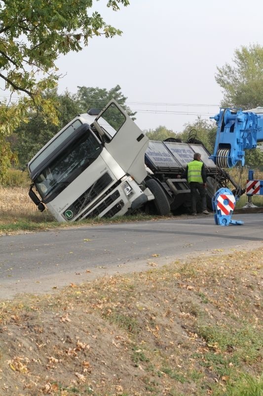 Ciężarówka w rowie, Konduktorska, Wrocław, 06.10.2015