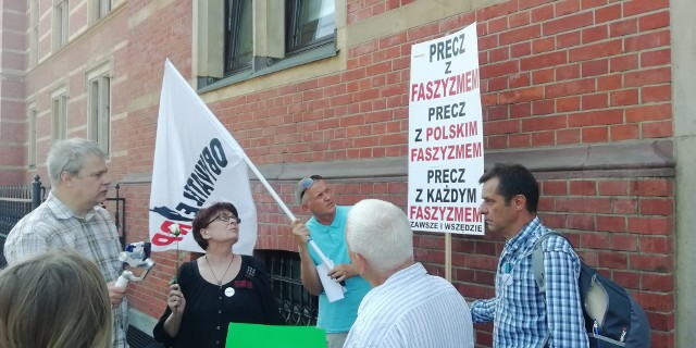 Protest Obywateli RP przed wrocławską Prokuraturą Okręgową. Złożenie donosu za hasło "Przecz z polskim faszyzmem".