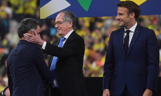Prezes Francuskiej Federacji Piłkarskiej, Noël Le Graët i prezydent Francji, Emmanuel Macron podczas mundialu 2022 w Katarze wydawali się być w dobrych relacjach