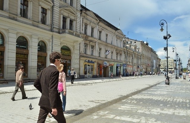 Kostka na razie jest mocno przybrudzona, dlatego nie widać różnicy w barwie między położoną na jezdni i na chodniku.