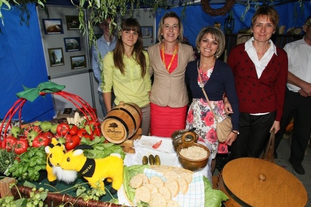 Od lewej Olga Gawron, Magda Pieniążek, Monika Dziadowicz i Małgorzata Gradzińska z gminy Dwikozy promują swoje produkty – pomidory, gruszki i zioła.