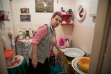 Kraków. XXI wiek, a małżeństwo 72-latków od dwóch miesięcy żyje bez toalety. Trwa spór o to, kto ma wymienić pompę [ZDJĘCIA, WIDEO]