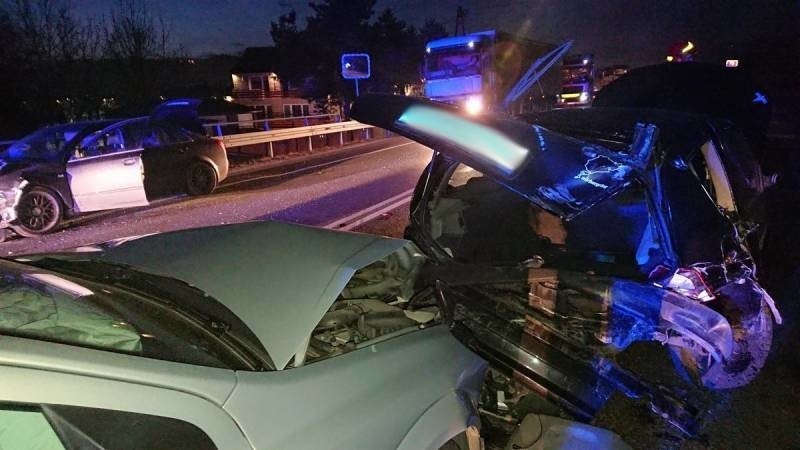Wypadek na DK 75 w Wielogłowach. Zderzyły się trzy auta. Jedna osoba ranna [ZDJĘCIA]