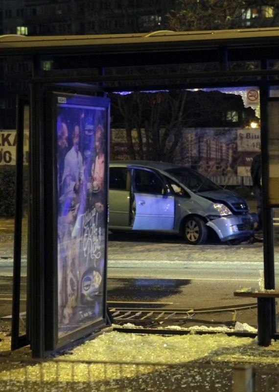 Wypadek na Legnickiej. Opel wjechał w przystanek tramwajowy. Kierująca była pijana (ZDJĘCIA)