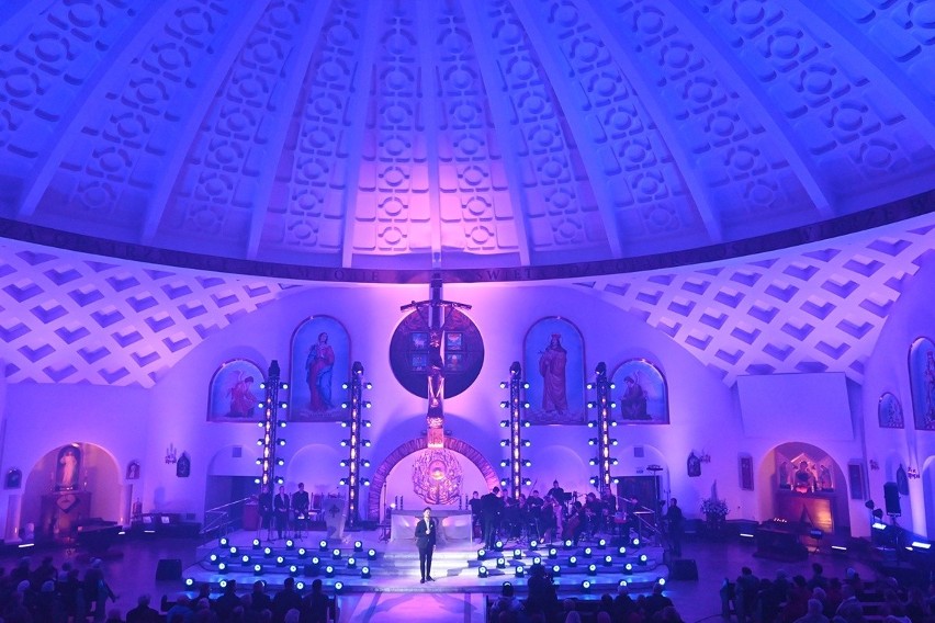 Koncert pasyjny „Nie pokonasz Miłości” w kościele Opatrzności Bożej w Stalowej Woli. Zobacz zdjęcia 