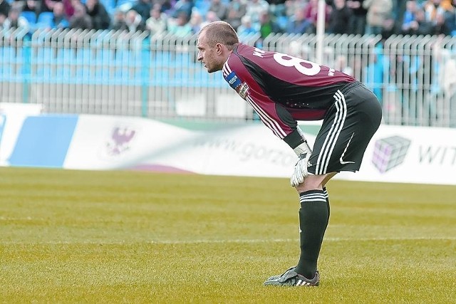 JAN MUCHA. Słowacki bramkarz. Ma 27 lat, 189 cm wzrostu. Kolejne kluby: Slovan Bela nad Cirochou, MSK Snina, Inter Bratysława, MSK Żilina (mistrz Słowacji w sezonach 2002/2003 i 2003/2004, zdobywca Superpucharu Słowacji w rozgrywkach 2004/2005) oraz - od lipca 2005 r. - Legia Warszawa. Z tą ostatnią drużyną sięgnął w 2008 r. po Puchar Polski. W reprezentacji Słowacji rozegrał 12 meczów.