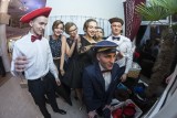 Studniówki 2017 w Radomiu. Maturzyści z "Kopernika" zatańczyli poloneza w płatkach róż