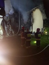 Kraków. Pożar domu jednorodzinnego w Tyńcu. Ogień ogarnął cały budynek