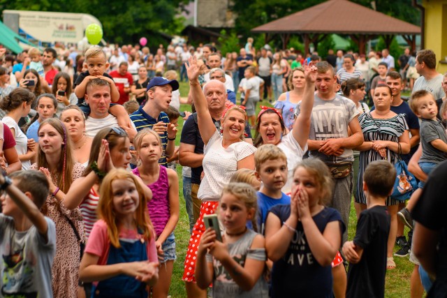 Mieszkańcy kilku sołectw tłumnie wypełnili w niedzielę plac przed Domem Kultury w Gwoźdźcu