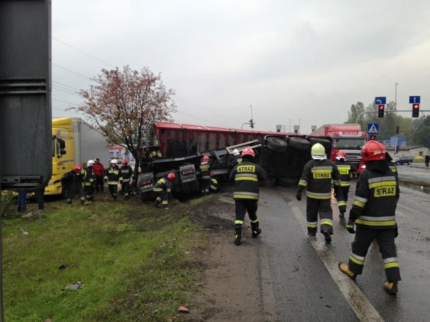 Wypadek na DK1 pod Romanowem. Trasa do Katowic zakorkowana. Ciężarówka się przewróciła