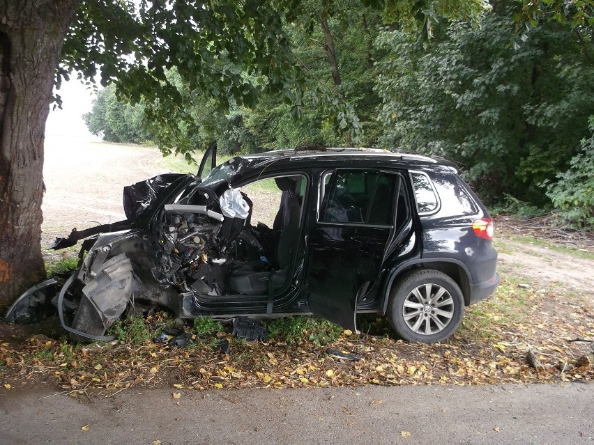 Pod Kątami Wr. volkswagen uderzył w drzewo. Kierowca zmarł w szpitalu (ZDJĘCIA)